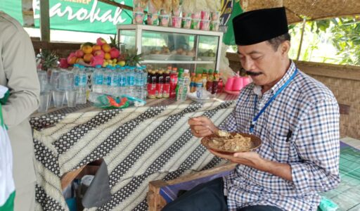 Merakyat, Cabup Fattah Jasin Nikmati Rujak Desa