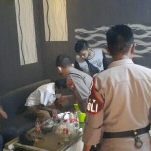 Polres Sumenep Amankan Dua SPG Asal Gresik Saat Pesta Miras di Cafe Apung