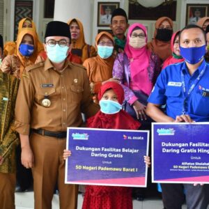 Bupati Pamekasan Hadiahkan Internet Gratis Kepada Siswi SDN Pademawu Barat I Hingga di Bangku SMA