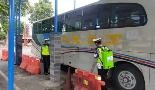 Penyebaran Covid-19 Meningkat, Satlantas Bondowoso Semprotkan Disinfektan di Terminal