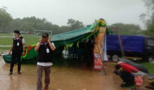 Hujan Deras Disertai Angin Kencang Robohkan Tenda Patroli Pengawasan Pilkada di Sumenep