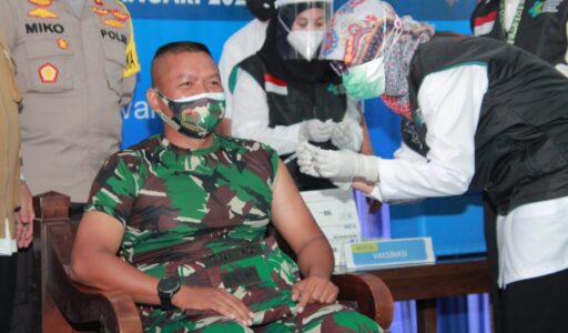 Di Kabupaten Lamongan Letkol Sidik Orang Pertama Disuntik Vaksin