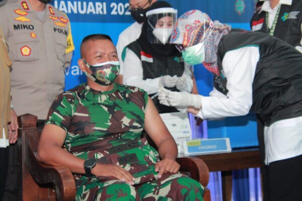 Di Kabupaten Lamongan Letkol Sidik Orang Pertama Disuntik Vaksin 1 Di Kabupaten Lamongan Letkol Sidik Orang Pertama Disuntik Vaksin