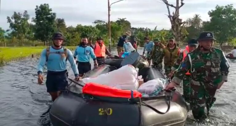 17 Tim Satgas Banjir Koarmada II Laksanakan Distribusi Sembako Dan Evakuasi Korban Banjir Kalimantan Selatan.4