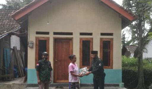 Sambil Bagikan Sembako, Gus Syef Tinjau Hasil RTLH