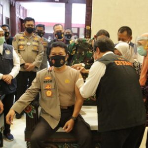 Kapolda Jatim Suntik Vaksin Bersama Pankoarmada II di Ruang Pangdam 4 Kapolda Jatim Suntik Vaksin Bersama Pankoarmada II di Ruang Pangdam