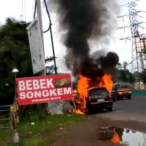 Viral, Mobil Terbakar di Akses Jalan Menuju Suramadu 