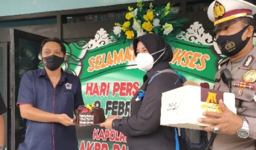 HUT ke – 75 PWI, Kapolres AKBP Darman Berikan Kue Ultah ke PWI Sumenep