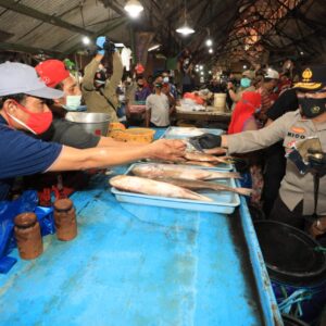 5 Ribu Paket Sembako dan Puluhan Ribu Masker Dibagikan Forkopimda Jatim di Pasar Ikan Pabean