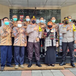 Cek Anggota Donor Plasma Konvalesen, Kapolda Jatim: Ini Aksi Kemanusiaan 3 Cek Anggota Donor Plasma Konvalesen, Kapolda Jatim: Ini Aksi Kemanusiaan