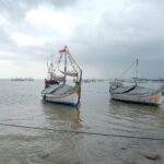 Cuaca Buruk, Nelayan Sumenep Perbaiki Alat Tangkap