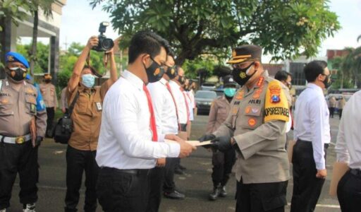 Kombes Pol Jhony Isir Berikan Penghargaan Kepada 17 Anggota Satresnarkoba