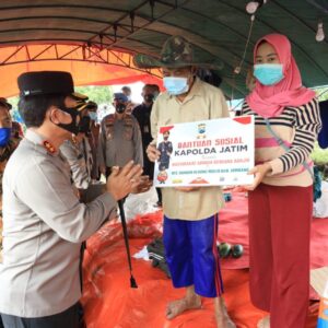 Salurkan Bansos Bagi Korban Banjir, Kapolda Jatim Tinjau Poskes di Jombang