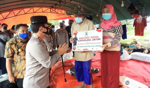 Salurkan Bansos Bagi Korban Banjir, Kapolda Jatim Tinjau Poskes di Jombang