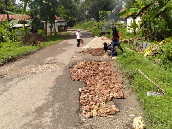 Jalan Rusak Tak Kunjung Diperbaiki, Warga Tanah Merah dan Galis Gotong Royong