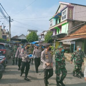 Polres Sumenep dan Dandim 0827 Gencar Bagi-bagi Masker ke Pengunjung dan Pedagang di Pasar