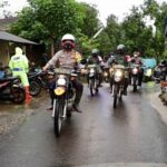 Berikan Bansos, Kapolda Jatim dan Pangdam V Gunakan Motor Trail Tinjau Lokasi Langsor