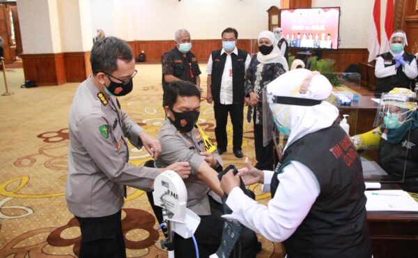 Didampingi Gubernur Khofifah dan Pangdam V, Kapolda Jatim Divaksin Tahap Kedua