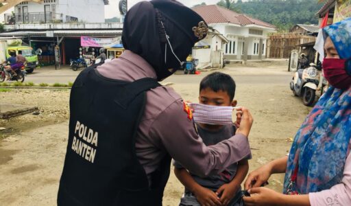 Melalui Patroli Nong Jawara, Polwan Polda Banten Ajak Masyarakat di Pasar Pandeglang Patuhi Prokes