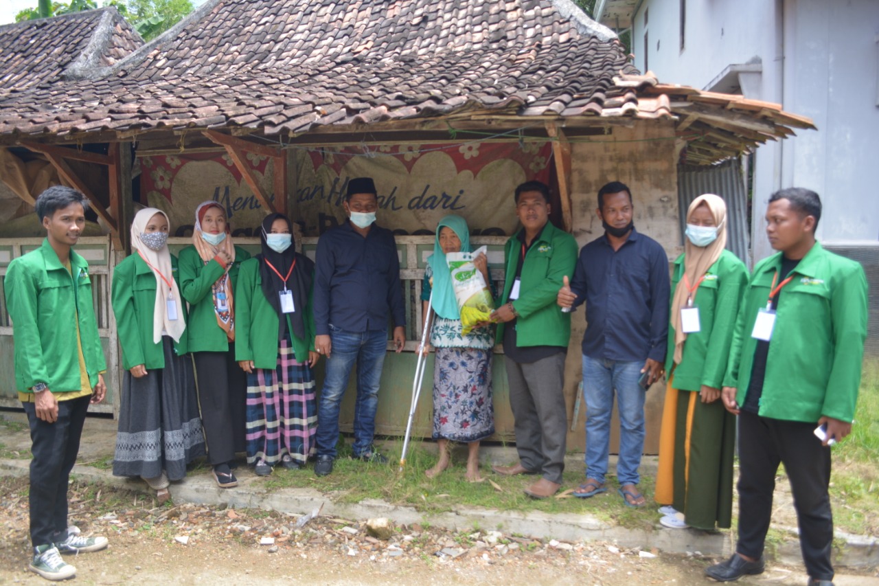 Peduli Sosial, KKN Kampus STAI AL-Hamidiyah Santuni Warga Lansia