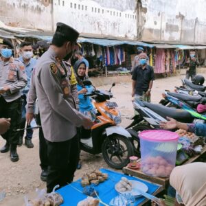 Sasar Pasar Lenteng, Kapolres Sumenep Bagikan 1.000 Masker