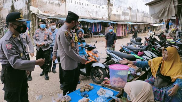 Sasar Pasar Lenteng, Kapolres Sumenep Bagikan 1.000 Masker 1 Sasar Pasar Lenteng, Kapolres Sumenep Bagikan 1.000 Masker