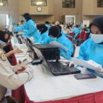Tingkatkan Herd Immunity di Jawa Timur, Polisi dan Kyai Gelar Vaksin