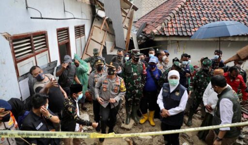 Didampingi Bupati Pamekasan, Gubernur Jatim Tinjau Lokasi Longsor