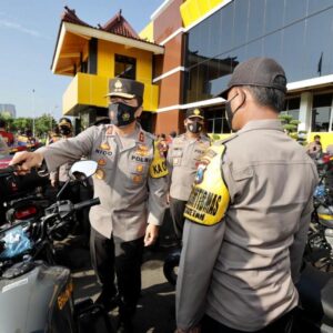 Dukung Kinerja Bhabinkantibmas, Kapolda Jatim Bagikan Ratusan Sepeda Motor