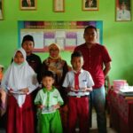 Karang Taruna Tunas Muda Berikan Bantuan ATK ke SD dan MI