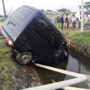 Hilang Kendali, Mobil Cerry Nyungsep di Nambakor Sumenep