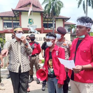 Tolak Fosfat, Mahasiswa Demo Kantor DPRD Sumenep