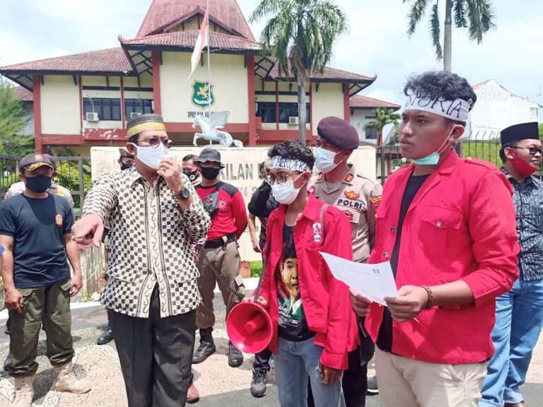 Tolak Fosfat, Mahasiswa Demo Kantor DPRD Sumenep