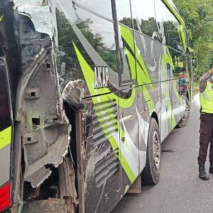 Mobil Truk Seruduk Bus dari Belakang Saat Perbaiki Rem