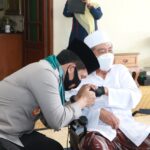 Silaturrahmi ke Ponpes Al- Falah Ploso Kediri, Kapolda Jatim Dapat Sorban KH Zainuddin Djazuli