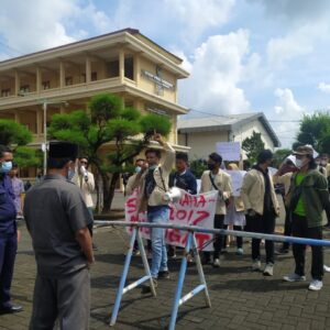 Kepada Pendemo, Pihak STKIP PGRI Sumenep: Kami Sudah Transparan