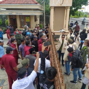 Unjuk Rasa Aliansi Mahasiswa Angkatan 2017 Sempat Menegangkan