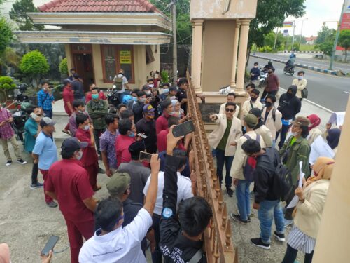 Unjuk Rasa Aliansi Mahasiswa Angkatan 2017 Sempat Menegangkan