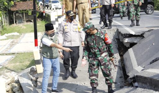 Tinjau Jalan Amblas, Bupati Pamekasan: Akan Segera Ditangani