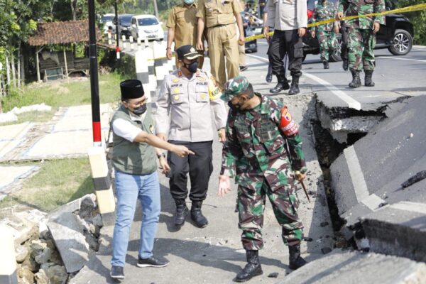 Tinjau Jalan Amblas, Bupati Pamekasan: Akan Segera Ditangani