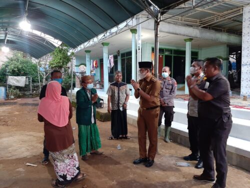 Bupati Sambangi Korban Longsor Arosbaya