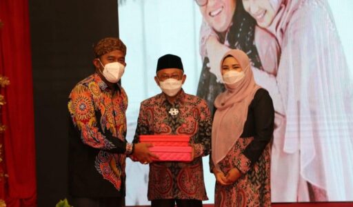Dalam Pisah Kenang, Bupati Achmad Fauzi Sampaikan Terimakasih Kepada KH.Busyro Karim