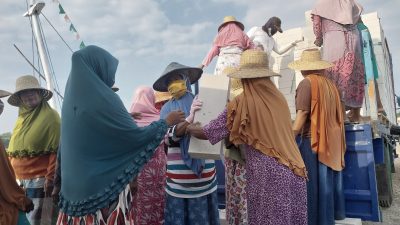 Perempuan Tangguh di Pelabuhan Tanjung Saronggi