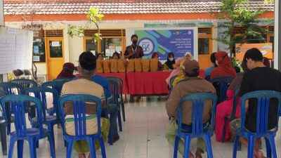 Pembagian Bantuan Sosial oleh Mahasiswa KKN UPNVJT untuk Warga Kelurahan Wonorejo