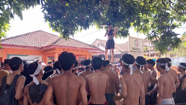 Unjuk Rasa Mahasiswa Kepulauan Sapeken Menuntut Bawaslu Bersikap Tegas