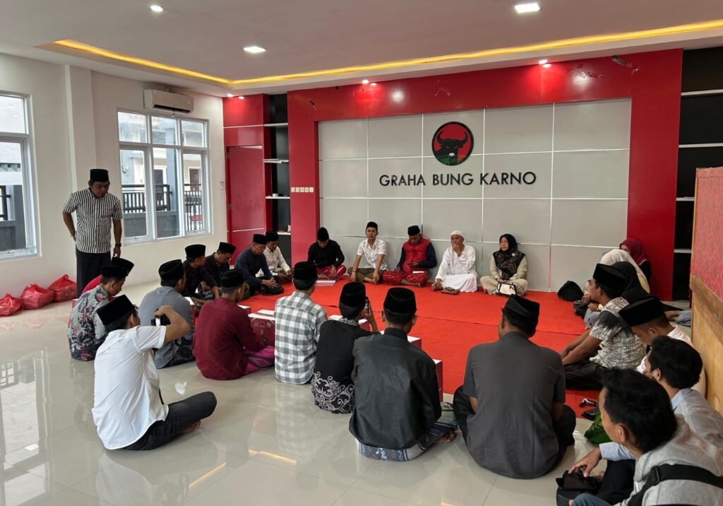 Hj. Ansari: Khatam Al-Qur’an Lima Kali Bukti Komitmen Spiritual Kader PDIP Pamekasan 1 145598 1024x716 1