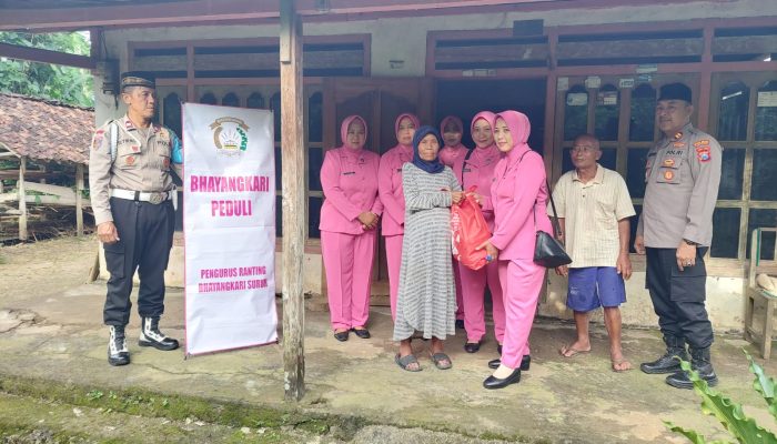 Sentuh Hati Warga, Polres Trenggalek Antar Bingkisan Lebaran Langsung ke Rumah