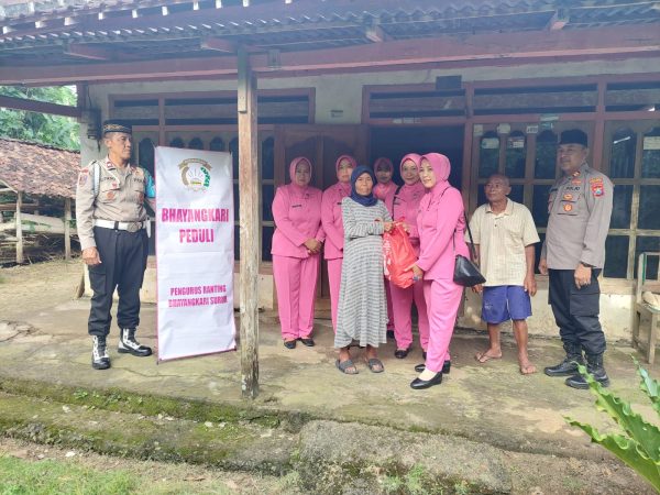 Sentuh Hati Warga, Polres Trenggalek Antar Bingkisan Lebaran Langsung ke Rumah