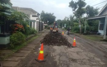 Jalan Rusak di Desa Pucung Tulungagung Mulai Diperbaiki, Warga Berharap Akses Lebih Aman