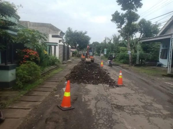 Jalan Rusak di Desa Pucung Tulungagung Mulai Diperbaiki, Warga Berharap Akses Lebih Aman